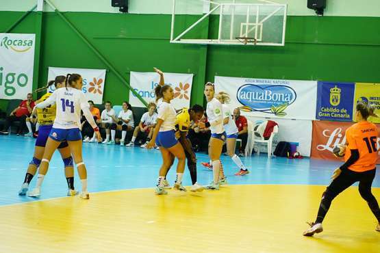  El Rocasa impone su ley en el derbi canario (32-22) (Foto TA)